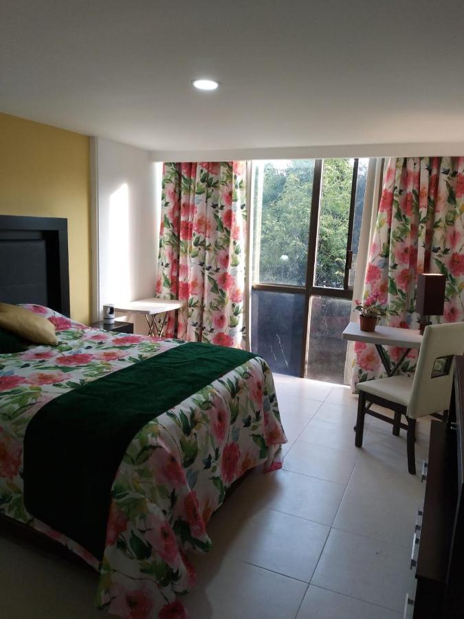Charming Sunny Bedroom Overlooking Beautiful Amsterdam Avenue In Best Condesa Area Ciudad de México Exteriér fotografie